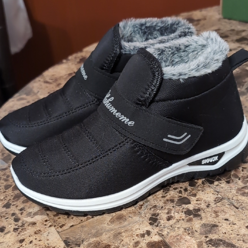 Black Fur-Lined Women's Slippers Size 7.  (38 ) ** NEW without Tag **